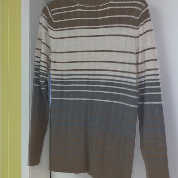 Nice lightweight sweater with look of shirt under - Picture 8 of 10
